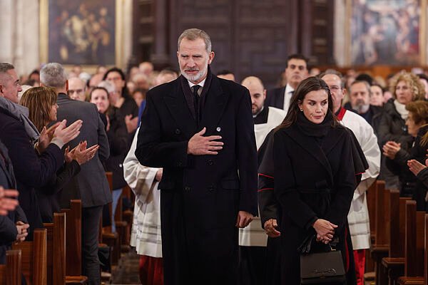 Los Reyes consuelan a las víctimas de la DANA y varios familiares se encaran con Mazón al final de la misa