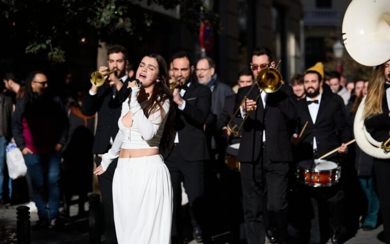 La impresionante actuación de Amaia en ‘La revuelta’: del sofá a la calle y con orquesta