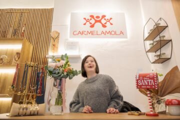 El “sueño cumplido” de Carmelamola, la artesana con síndrome de Down abre tienda de joyas en A Coruña