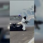 Asalto de película en el sur de Italia a un furgón blindado en una carretera llena de coches