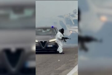 Asalto de película en el sur de Italia a un furgón blindado en una carretera llena de coches