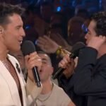 El momento musical de Jesús Vázquez cantando junto a Javier Ambrossi ‘Y yo te besé’, su canción de hace 33 años