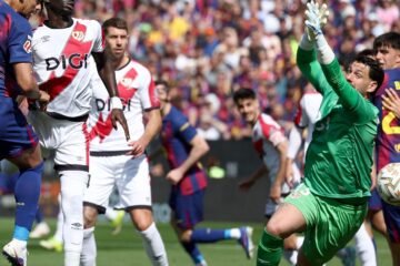 El Barça evita el sofoco ante el Rayo con un gol de Araujo y agarrado a Joan Garcia