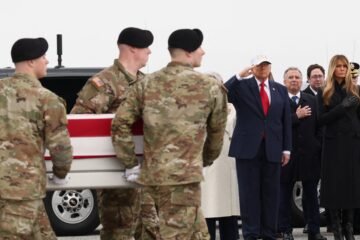 Trump recibe los restos de los primeros militares estadounidenses muertos en la guerra de Irán