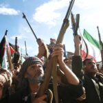 Los hutíes de Yemen se suman a la guerra en Oriente Próximo y amenazan con bloquear el mar Rojo