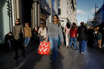 Las familias empiezan a ahorrar menos y endeudarse más en un contexto de precios al alza y aumento de la incertidumbre