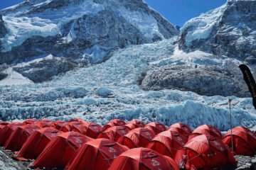 ¿Cómo salvar al Everest? Nepal estrena normas para evitar colas con su lobby turístico en contra: «Serían magníficas si se aplicaran»