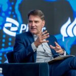 El responsable económico de Moncloa planta a Las Cortes y no comparece a explicar su actuación en Indra y la salida de Escribano