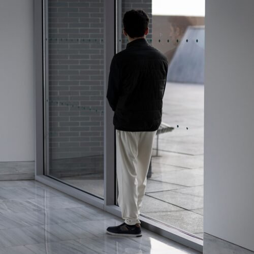 Electrodos en el cerebro para mitigar el síndrome de Tourette grave: “Los tics más fuertes, junto con gritos y golpes, empezaron a menguar”