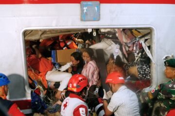 El accidente de tren en Indonesia, en imágenes