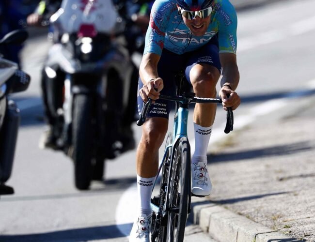 El italiano Bettiol, tras liderar la macrofuga del Giro, vence antes del primer duelo en los Alpes