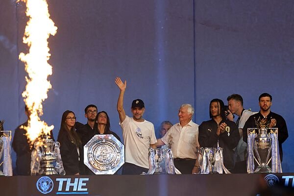 Locura en Manchester en el adiós de Guardiola: autobús descapotable, 19.000 aficionados y el mensaje de una leyenda: «Hola, Pep, soy Michael Jordan»