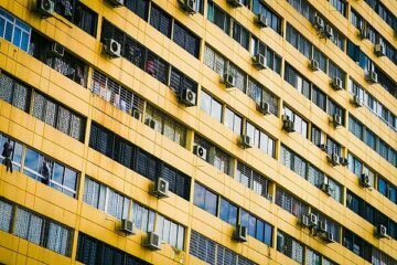 Confirmado por la Ley de Propiedad Horizontal: poner el aire acondicionado en la fachada puede acabar en multa de hasta 3.000 euros