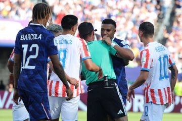 La «guerra sucia» del Paraguay-Francia que enfureció a Mbappé: «Pensaban que íbamos de esmoquin, pero también sabemos bajar al barro»
