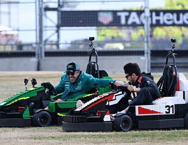 Fernando Alonso logra una victoria en Silverstone… en un kart de LEGO
