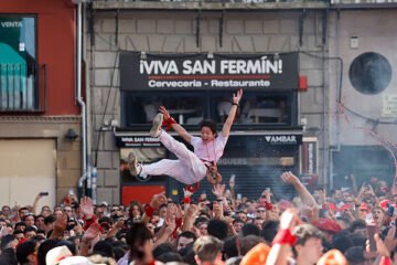 El chupinazo de Urgencias y la excomunión de los toros en plena ola de calor en Pamplona: «¡Viva San Fermín!»