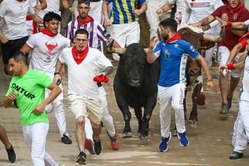 Sexto encierro de San Fermín:  La Palmosilla vuela entre la muchedumbre