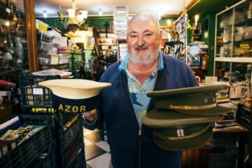 De la gorra del ‘Azor’ en Lugo a las botellas de un caso sin resolver en Vigo: la vida ‘vintage’ de los restos del franquismo