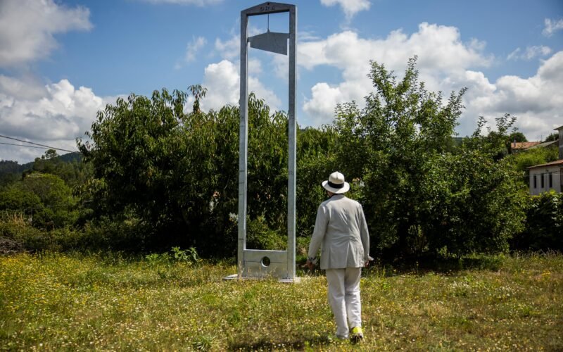 ¿Quién ha plantado una guillotina en la aldea gallega de Trasanquelos?