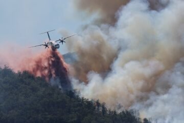 Un incendio calcina 4.600 hectáreas y obliga a evacuar a 10.000 personas en el sur de Francia