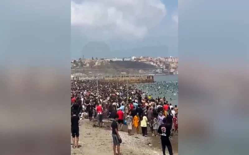 Así se ha visto la avalancha de migrantes dirigiéndose a Ceuta desde la playa de Castillejos (Marruecos)