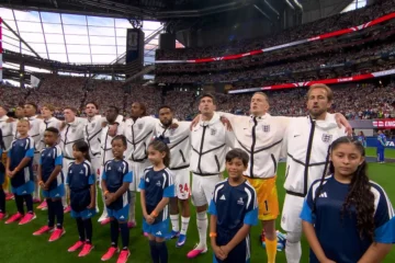 Las aficiones de Inglaterra y Argentina no respetan el himno del rival cantando y pitando por encima