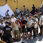La gran ‘favela’ española con 1.800 menores migrantes en el Tarajal: «Hay niños de siete años que no saben dónde están sus padres»