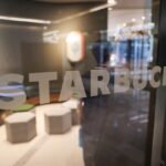La Policía surcoreana registra las oficinas de Starbucks tras una polémica campaña que evocó una masacre