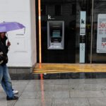Los bancos españoles aligeran plantilla y oficinas en pleno despliegue de la IA: casi 7.000 salidas y 440 sucursales menos en otro año de resultados récord
