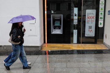 Los bancos españoles aligeran plantilla y oficinas en pleno despliegue de la IA: casi 7.000 salidas y 440 sucursales menos en otro año de resultados récord