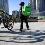 Uber Eats sigue usando repartidores autónomos siete meses después de comprometerse a cumplir con la Ley Rider y apunta ahora a fin de año para terminar la transición