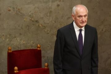 El Parlamento húngaro elige a András Baka como presidente para facilitar la transición política