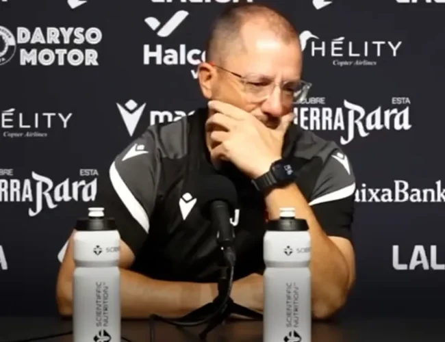 El entrenador del Ceuta se emociona al borde de las lágrimas al hablar de la situación en su ciudad