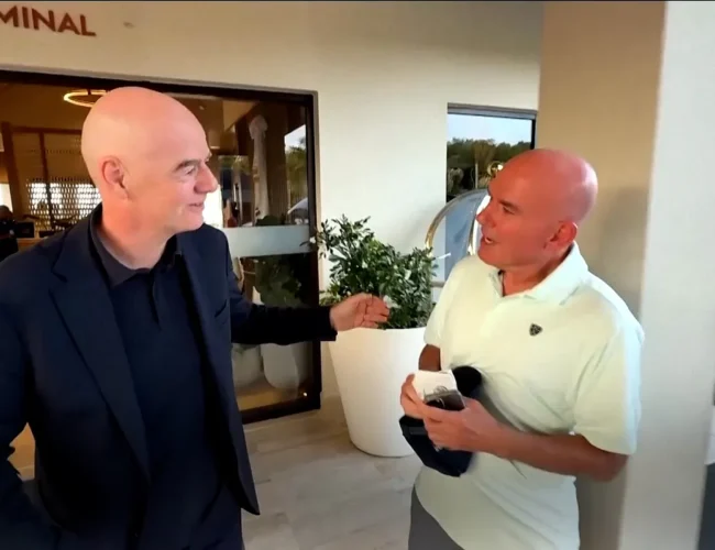 Infantino, incómodo con las preguntas de un periodista, bromea con su calvicie: «Nos vemos en la peluquería»