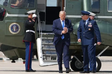 Investigan la corta distancia que hubo entre el helicóptero de Trump y un avión comercial