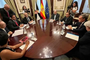 Albares promete desde Ceuta que «hasta la última persona volverá a Marruecos»