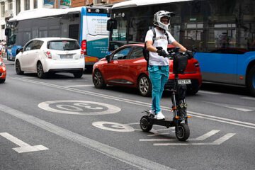 Renfe vuelve a permitir el transporte de patinetes eléctricos a bordo de sus trenes a partir de este lunes