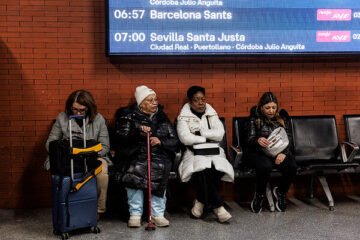 Adif corta la línea de alta velocidad entre Madrid y Barcelona durante dos horas para reparar la catenaria averiada por el temporal