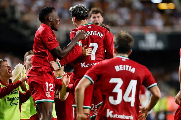 La Real Sociedad congela a un Valencia revitalizado por el impulso de sus canteranos