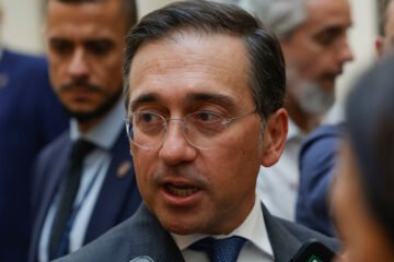 Albares se reunirá con su homólogo de Marruecos para tratar el retorno de los cerca de 10.000 inmigrantes que aún permanecen en Ceuta