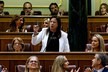 Armengol expulsa momentáneamente del Pleno a una diputada del PP que exhibió un bote de gas pimienta, acusándola de «portar un arma»