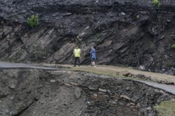 La maldición de los montes quemados persiste un año después en Galicia: “Se suman otros destrozos porque no se arregla nada”