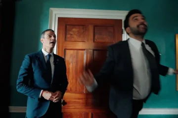 El alcalde de Nueva York publica un vídeo emulando jugar al baloncesto junto a Pedro Sánchez
