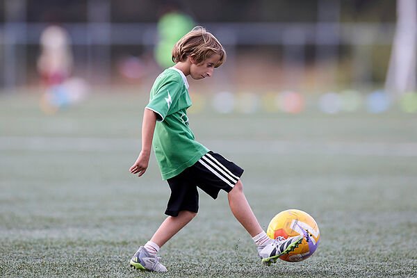 La Federación Catalana prohíbe a Luca, el niño de la enfermedad ultrarrara, jugar con sus amigos: «La edad tiene carácter imperativo»