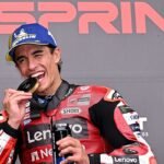 Marc Márquez vence la ‘sprint y logra la pole mientras Jorge Martín se cae y se pierde la carrera del domingo por una fractura en el brazo