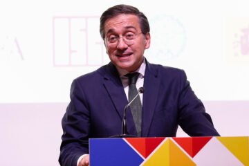 Albares acelera ahora por la amenaza del Supremo en la ley de nietos: exige los datos antes de las 15.00 horas de hoy