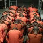 Así llegan los primeros presos a la megacárcel de Costa Rica: rapados y con uniforme naranja