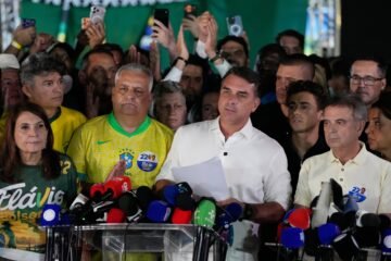 Colaboradores de Flávio Bolsonaro aseguran que ha huido a Estados Unidos